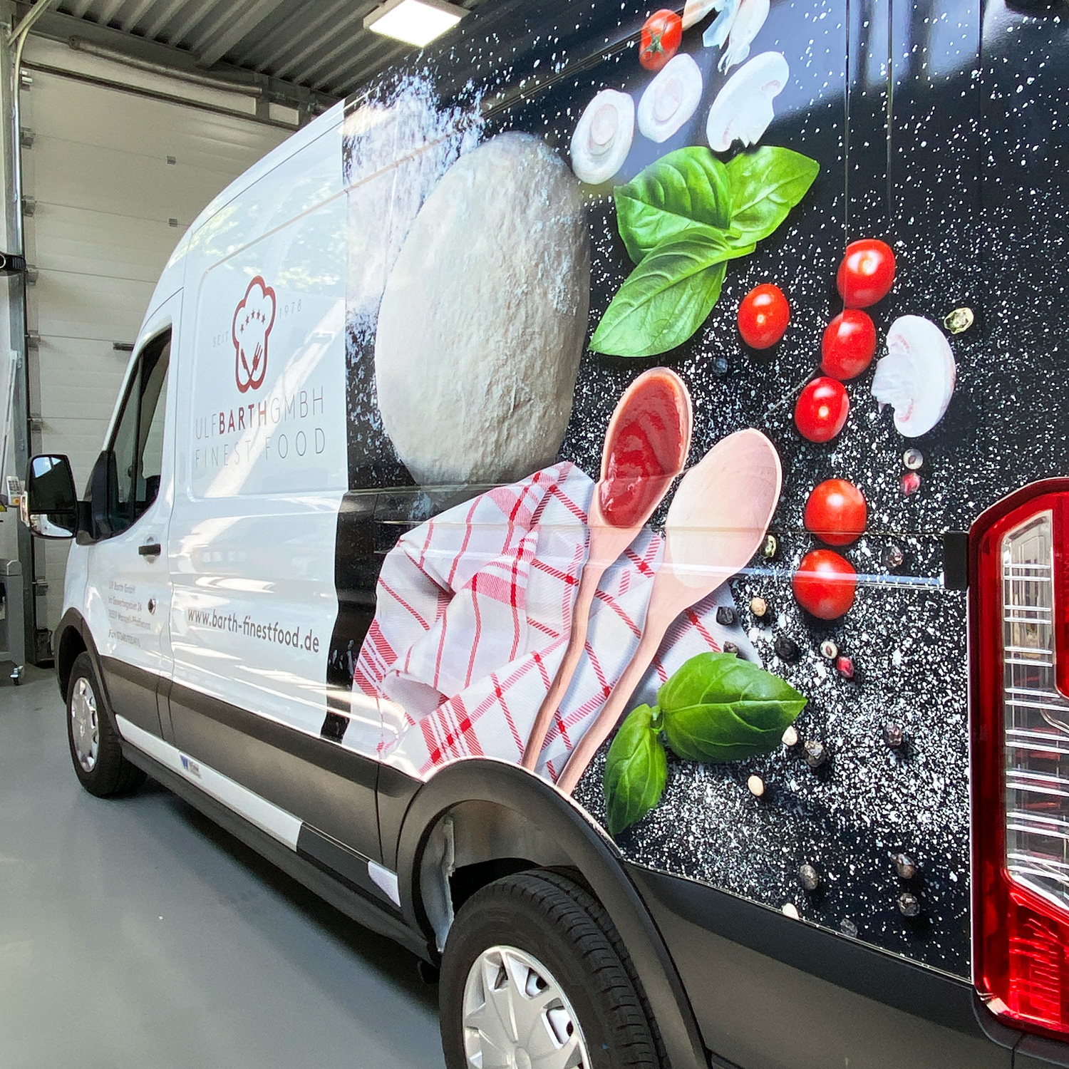 Barth finest Food Fahrzeug mit Autobeschriftung und Teilfolierung