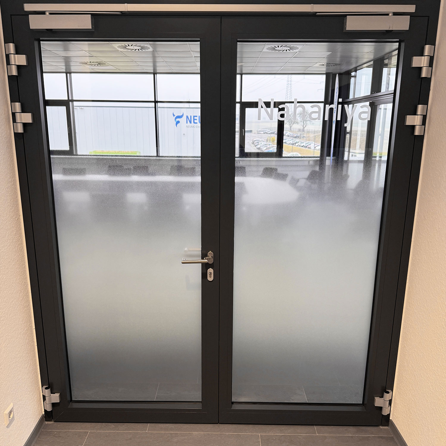 NEUMO GmbH + Co. KG Schaufensterbeschriftung 